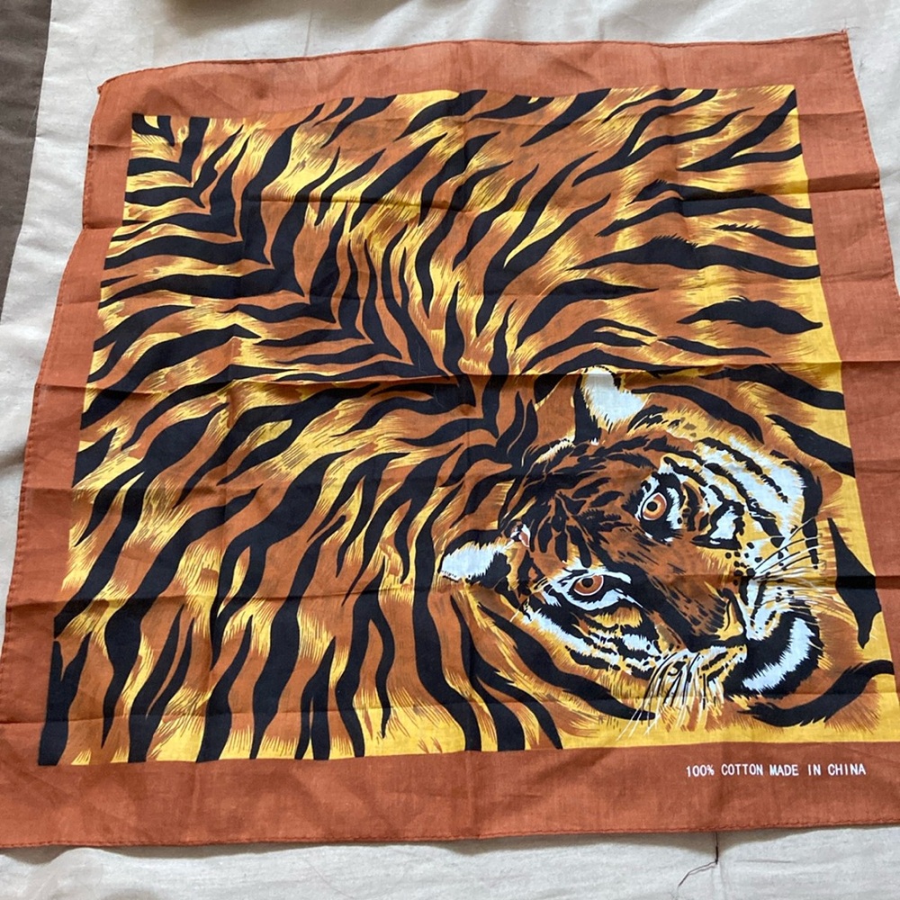 🆕 Tiger print scarf